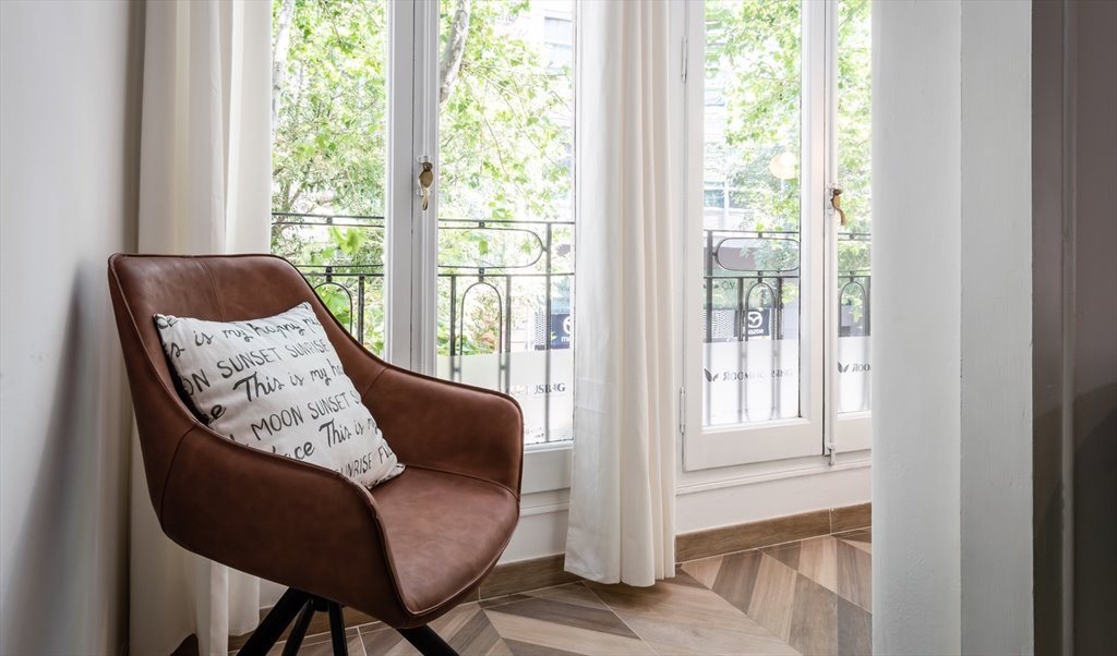 Piso Compartido en Carrer del Rosselló, Barcelona - Amplia Habitacion con Luz natural en Eixample! (RH11A-R1) | Roomgo - Image 6