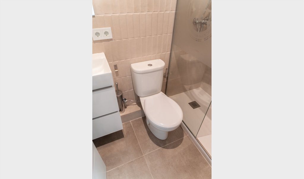 Piso Compartido en Ronda de Sant Pere, Barcelona - (RH26-R4)  Amplia habitación doble en hermoso piso en Pl. Catalunya | Roomgo - Image 7