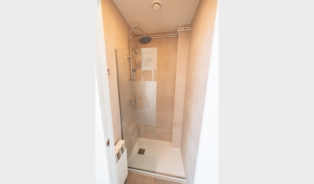 Piso Compartido en Ronda de Sant Pere, Barcelona - (RH26-R4)  Amplia habitación doble en hermoso piso en Pl. Catalunya | Roomgo - Image 8