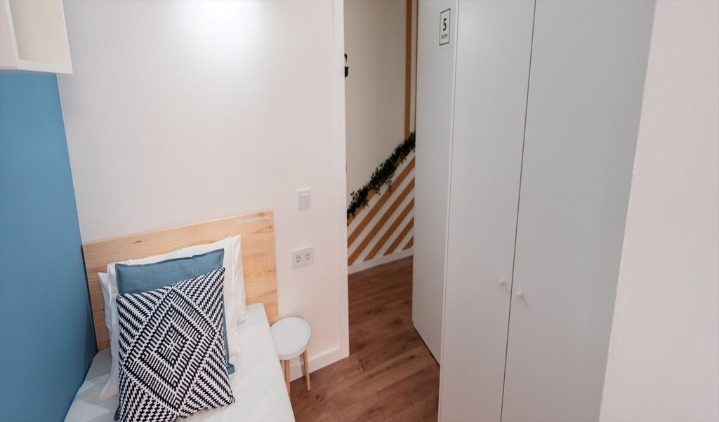 Piso Compartido en Ronda de Sant Pere, Barcelona - (RH26-R5) Hermosa habitacion individual en Pl. Catalunya | Roomgo - Image 3