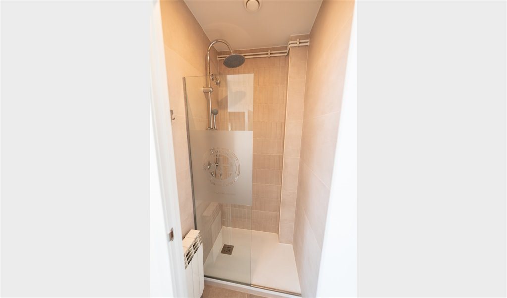 Piso Compartido en Ronda de Sant Pere, Barcelona - (RH26-R5) Hermosa habitacion individual en Pl. Catalunya | Roomgo - Image 8