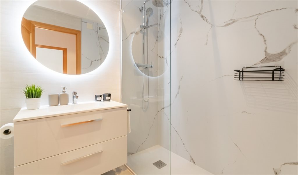 Piso Compartido en Via Augusta, Sarrià-Sant Gervasi - VANCOUVER PRIVATE TERRACE & AIR CONDITIONING | Roomgo - Image 4