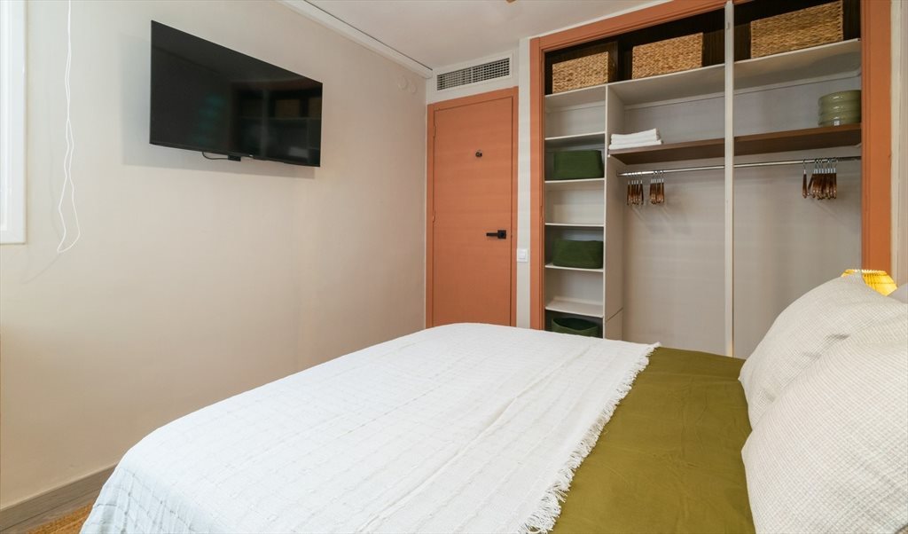 Piso Compartido en Gran Via de Carles III, Les Corts - GALWAY: SUPER COMFY ROOM WITH AC | Roomgo - Image 2