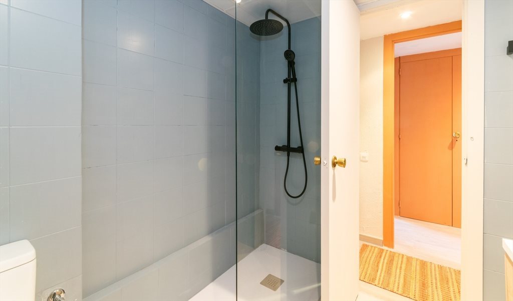 Piso Compartido en Gran Via de Carles III, Les Corts - GALWAY: SUPER COMFY ROOM WITH AC | Roomgo - Image 4