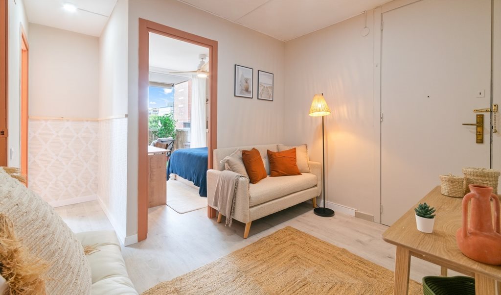 Piso Compartido en Gran Via de Carles III, Les Corts - GALWAY: SUPER COMFY ROOM WITH AC | Roomgo - Image 6