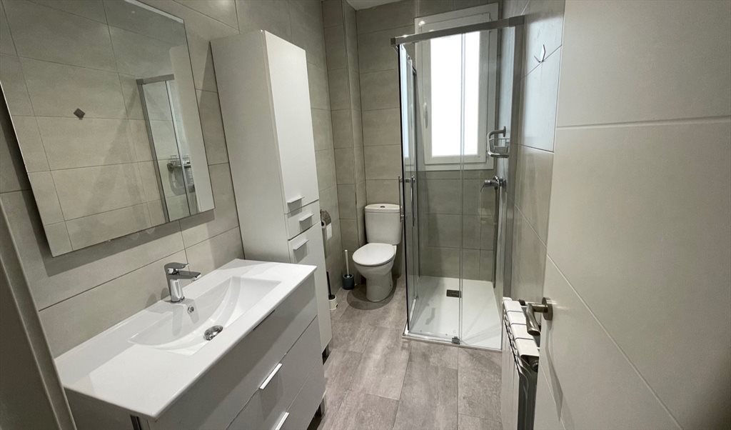 Piso Compartido en Calle de la Madre de Dios, Logroño - Personal Room | Roomgo - Image 4