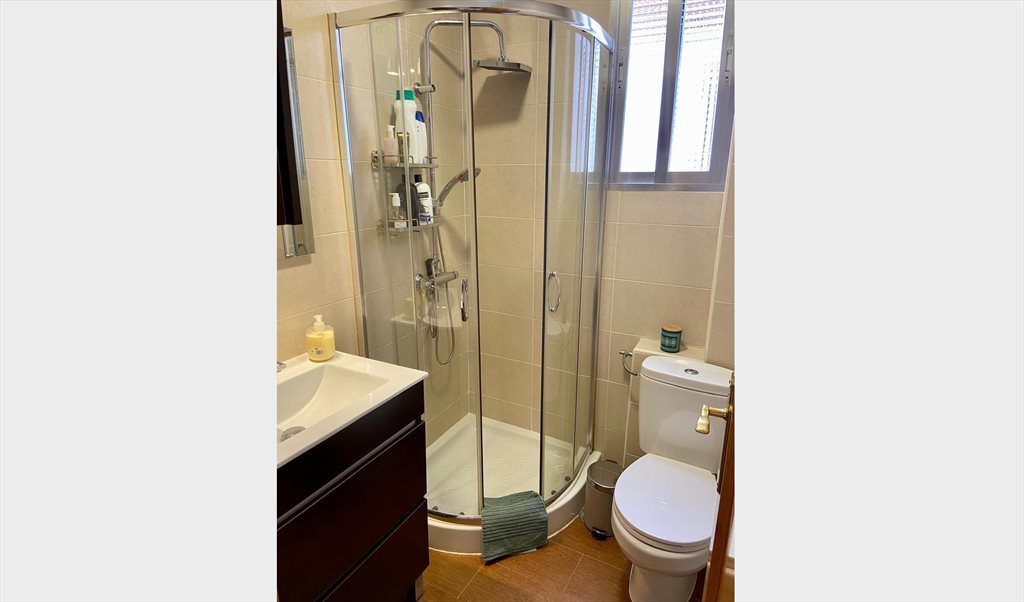 Piso Compartido en Calle de Armengot, Carabanchel - Habitación confortable y luminosa. Ambiente tranquilo. | Roomgo - Image 2