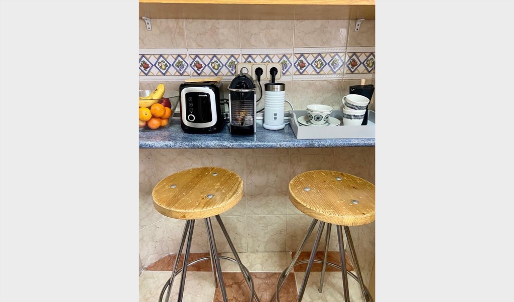 Piso Compartido en Calle de Armengot, Carabanchel - Habitación confortable y luminosa. Ambiente tranquilo. | Roomgo - Image 3