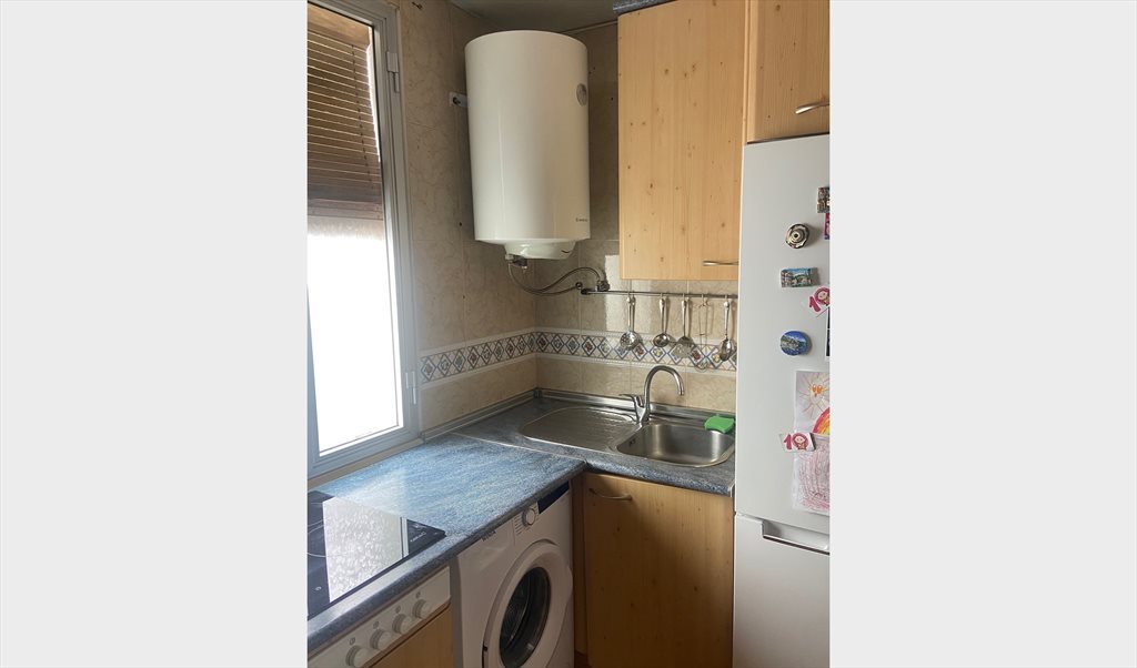 Piso Compartido en Calle de Armengot, Carabanchel - Habitación confortable y luminosa. Ambiente tranquilo. | Roomgo - Image 5