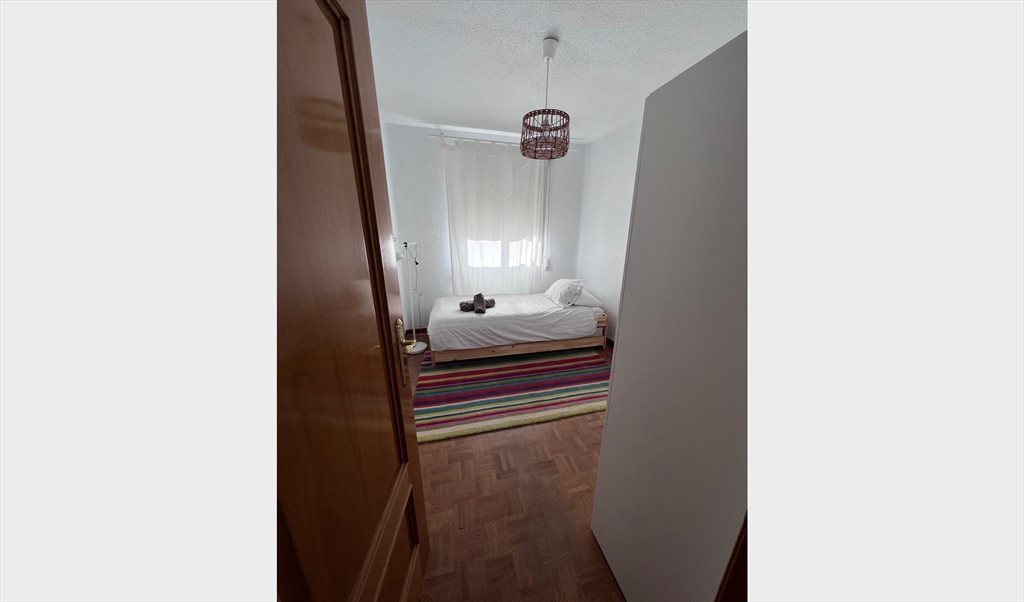 Piso Compartido en Calle de Armengot, Carabanchel - Habitación confortable y luminosa. Ambiente tranquilo. | Roomgo - Image 7