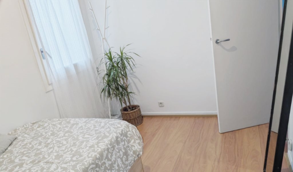 Piso Compartido en Carrer de Casanova, Eixample - Flat-share with sunny terrace to enjoy your coffee - central & calm | Roomgo - Image 3