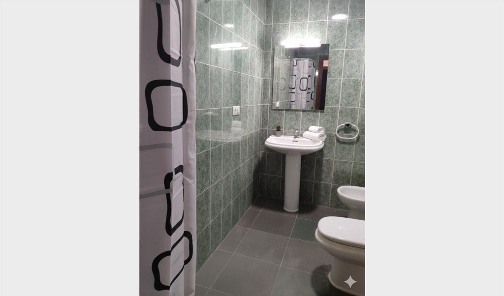 Piso Compartido en Calle Cañaveral, Zona G - HABITACIÓN PARA LARGA ESTANCIA | Roomgo - Image 4