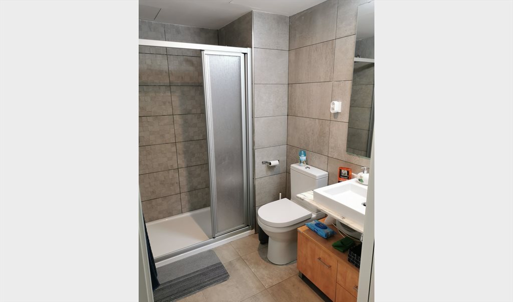 Piso Compartido en Carrer de Bacardí, Districte III - Habitación Doble luminosa | Roomgo - Image 6