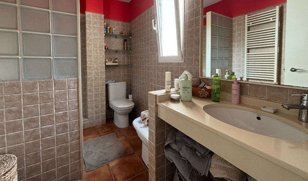 Piso Compartido en Carrer de Millares, Jesús - ¡TODO INCLUIDO! Habitación Luminosa con SOLO UNA compañera. Cero Problemas. | Roomgo - Image 4