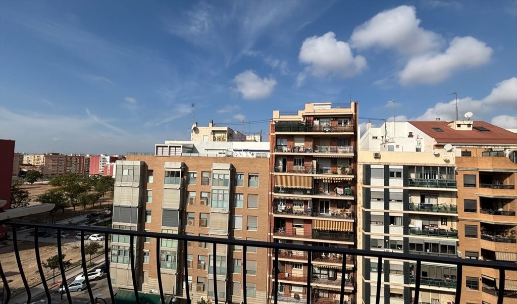 Piso Compartido en Carrer de Millares, Jesús - ¡TODO INCLUIDO! Habitación Luminosa con SOLO UNA compañera. Cero Problemas. | Roomgo - Image 8