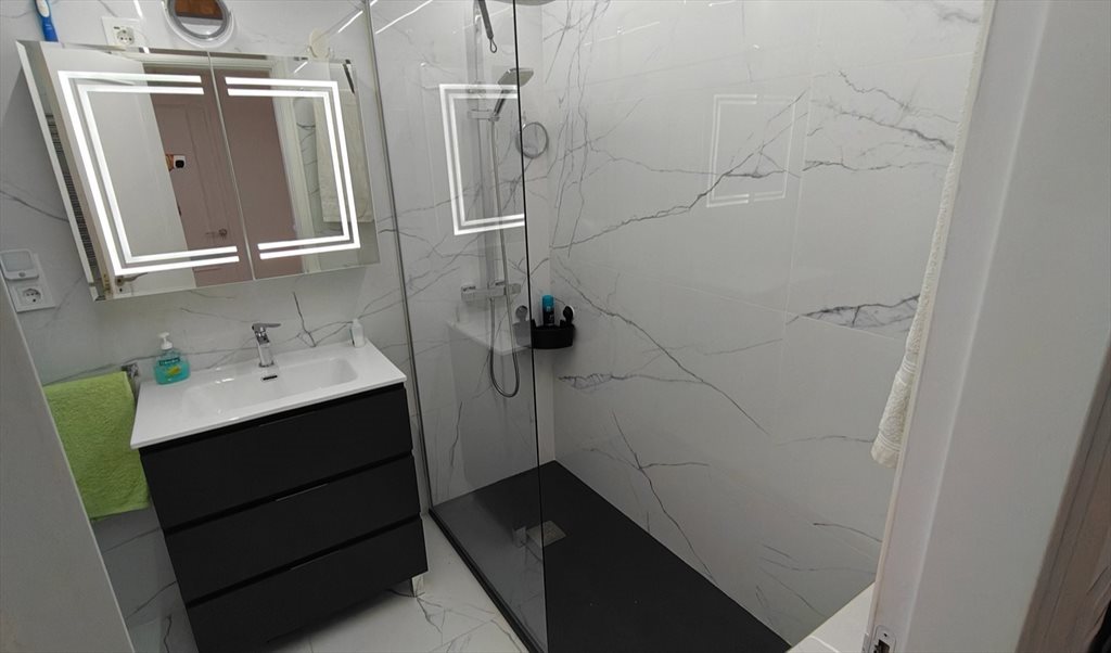 Piso Compartido en Camino de Perales, Usera - Habitación con neverita, baño privado, muy luninosa | Roomgo - Image 5