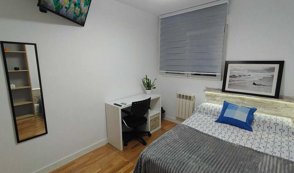 Piso Compartido en Camino de Perales, Usera - Habitación con neverita, baño privado, muy luninosa | Roomgo - Image 6