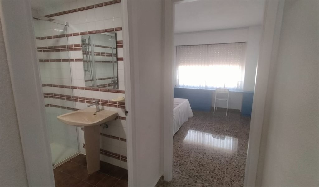 Piso Compartido en Carrer de la Pianista Empar Iturbi, Jesús - Habitación exterior, cama doble, baño privado | Roomgo - Image 2