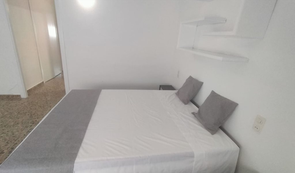 Piso Compartido en Carrer de la Pianista Empar Iturbi, Jesús - Habitación exterior, cama doble, baño privado | Roomgo - Image 3