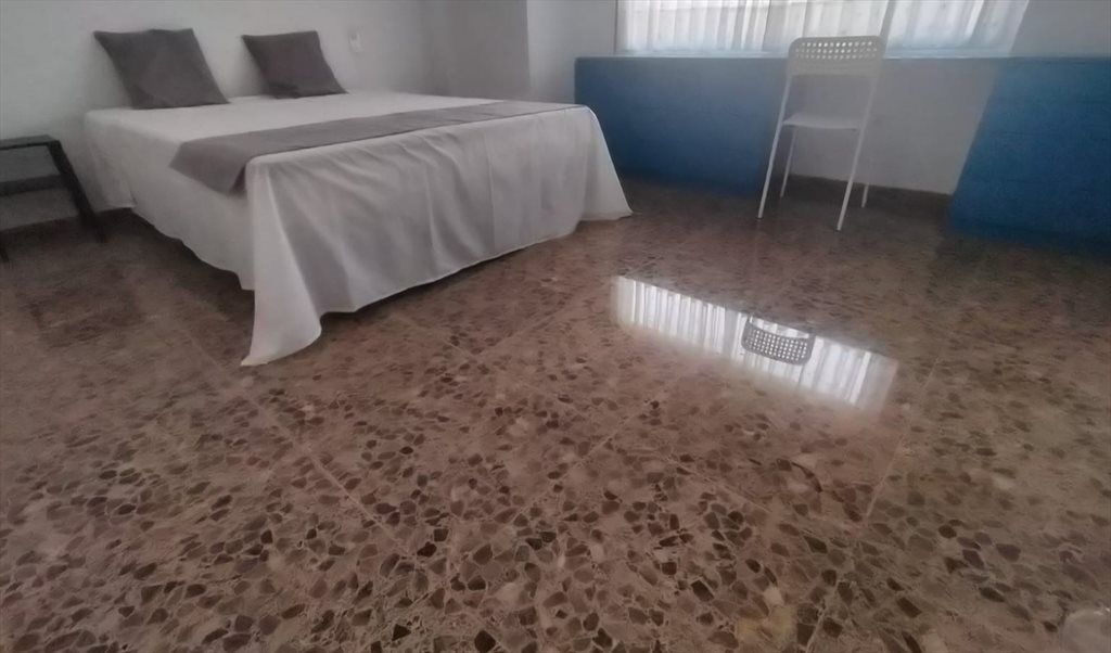 Piso Compartido en Carrer de la Pianista Empar Iturbi, Jesús - Habitación exterior, cama doble, baño privado | Roomgo - Image 4