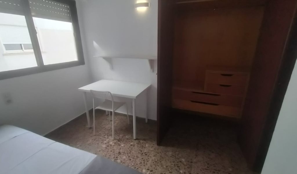 Piso Compartido en Carrer de la Pianista Empar Iturbi, Jesús - Habitación cama doble y armario empotrado | Roomgo - Image 3
