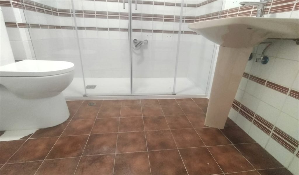 Piso Compartido en Carrer de la Pianista Empar Iturbi, Jesús - Habitación cama doble y armario empotrado | Roomgo - Image 7