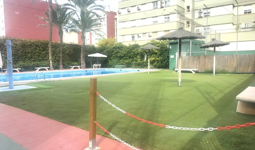 Piso Compartido en Carrer de la Pianista Empar Iturbi, Jesús - Habitación cama doble y armario empotrado | Roomgo - Image 8