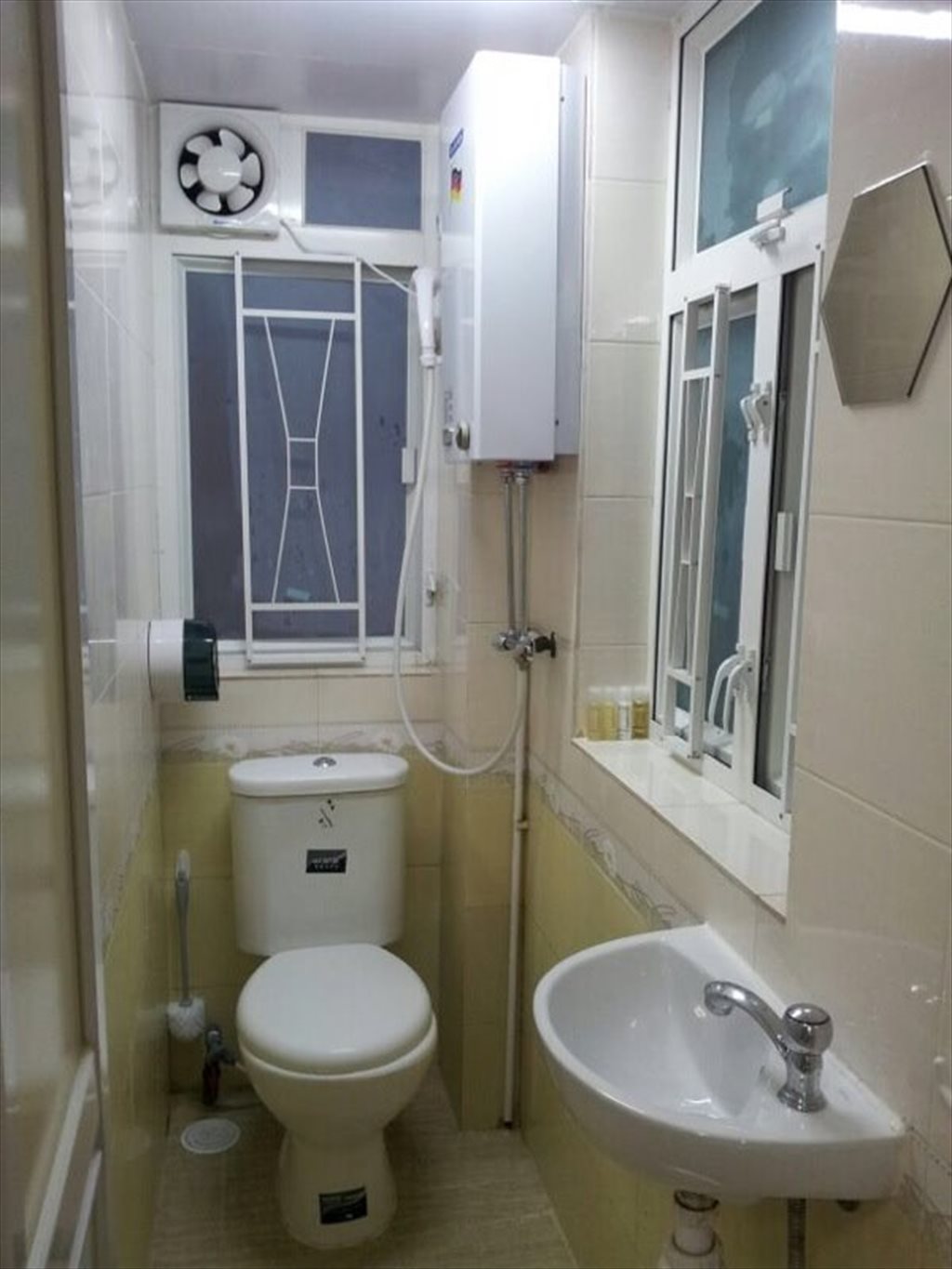 Room for rent in Man Yuen Street, Yau Ma Tei - Spacious one bedroom flat near Kowloon station - Image 3