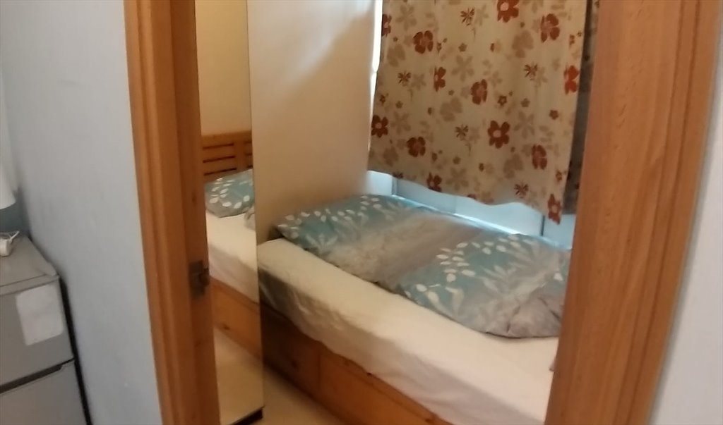 Room for rent in Man Yuen Street, Yau Ma Tei - Spacious one bedroom flat near Kowloon station - Image 5