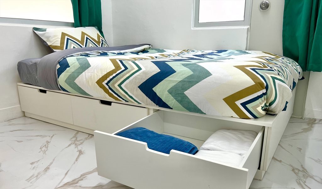 Room for rent in Marble Rd, North Point - Beautiful Bedroom with BBQ Terrace - Image 2