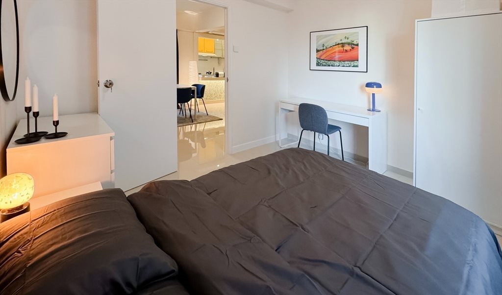 Room for rent in Caine Rd, Central - A spacious and cozy room with big windows near Mid Levels - Image 2