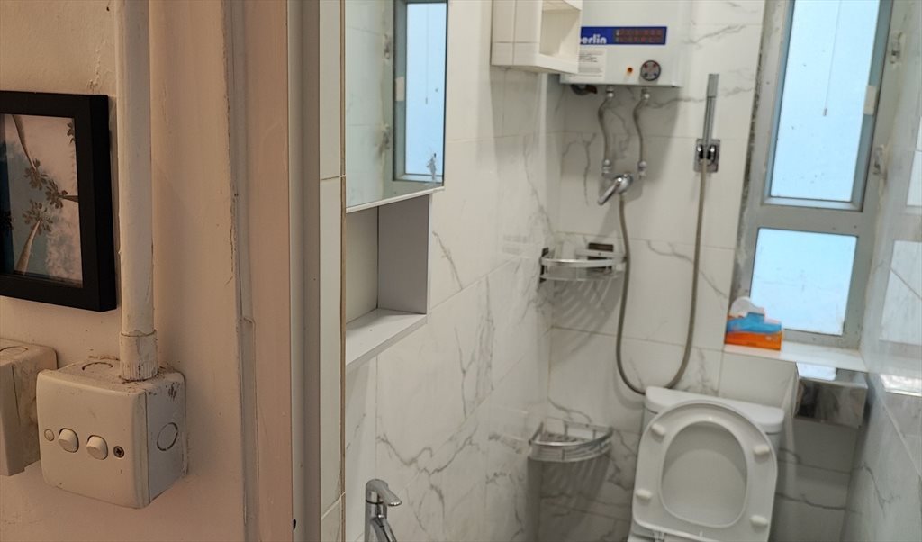 Room for rent in 漆咸道南, 油麻地 - No agent fee. New refurb shared apartment room with separate terrace in Hung Hom 50-90fts - Image 5