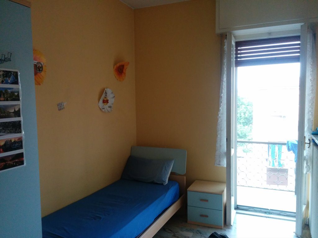 Stanze e Posti Letto in Affitto - Via Luigi Brusaioli, Pavia - Stanza singola con balcone privato  a pochi minuti dal centro, posto  bici/auto | Roomgo - Image 3