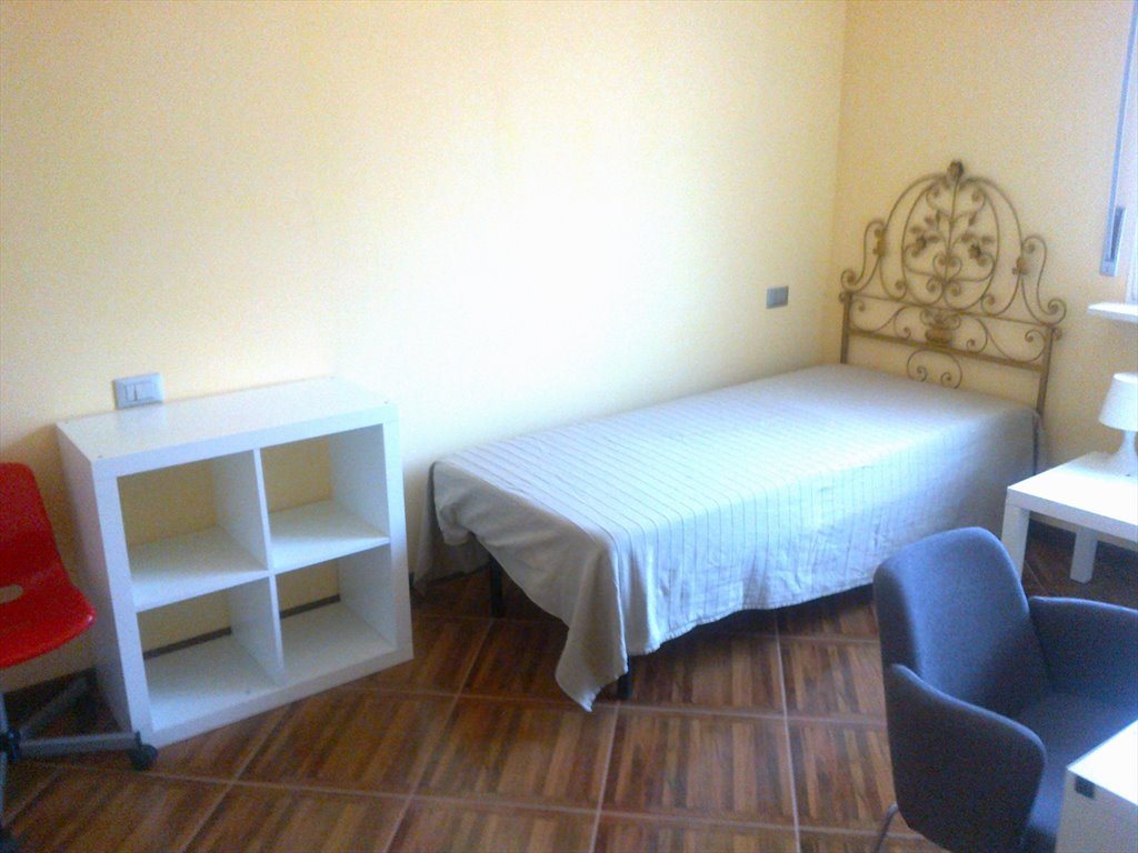 Stanze e Posti Letto in Affitto - Via Carlo Cattaneo, Pavia - 10 minuti a piedi dal centro città/università , cliniche  e scuole. | Roomgo - Image 2