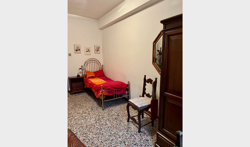 Stanze e Posti Letto in Affitto - Vicolo Oratorio, Centro Storico - Stanze per studentesse universitarie | Roomgo - Image 2