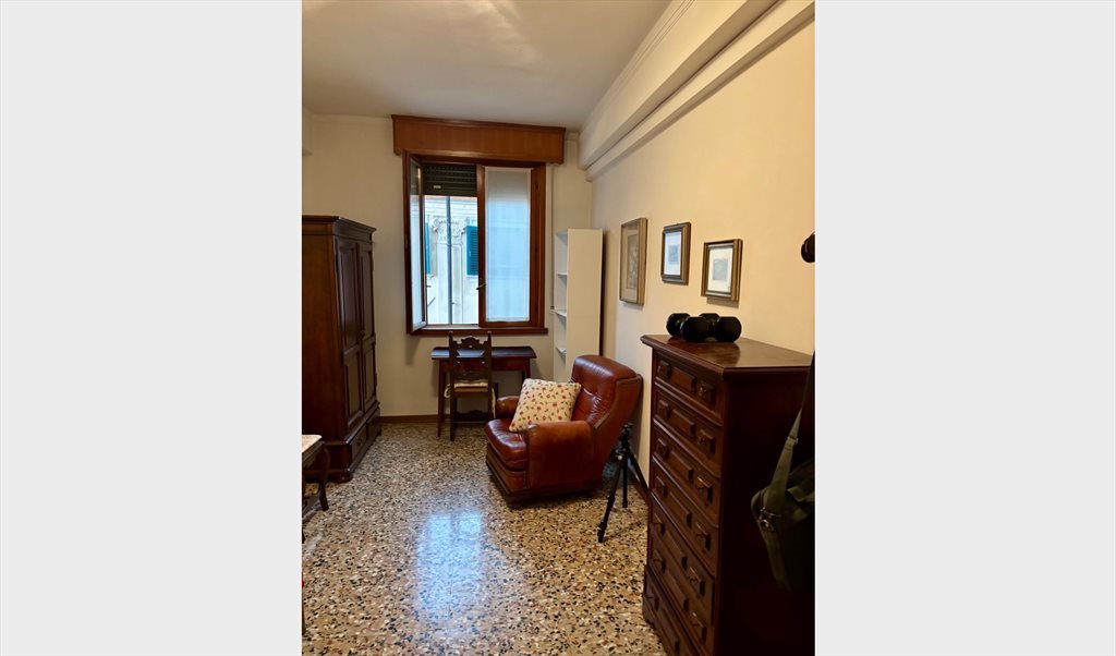 Stanze e Posti Letto in Affitto - Vicolo Oratorio, Centro Storico - Stanze per studentesse universitarie | Roomgo - Image 3