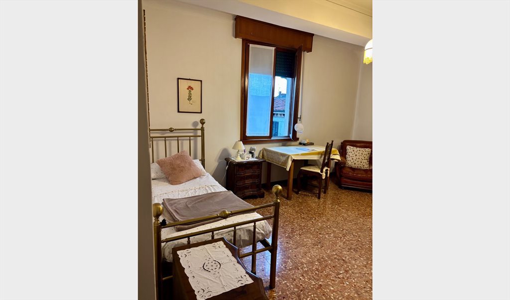 Stanze e Posti Letto in Affitto - Vicolo Oratorio, Centro Storico - Stanze per studentesse universitarie | Roomgo - Image 6