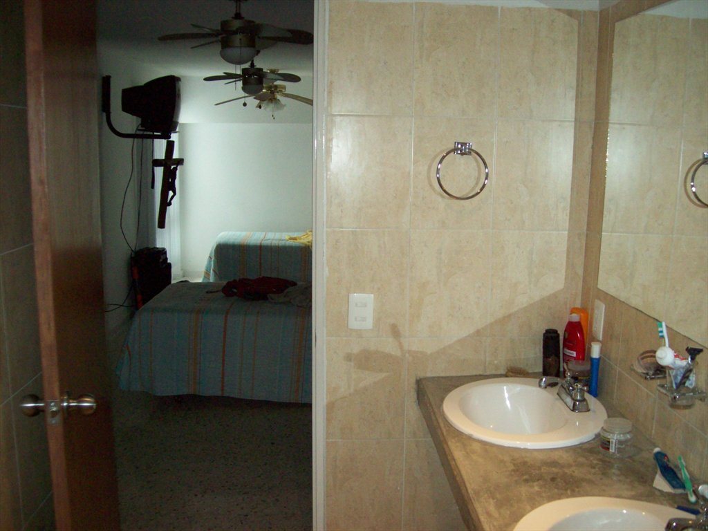 CUARTO INDIVIDUAL Y COMPARTIDO CON TODOS LOS SERVICIOS - Calle Andador del Recinto, Villa Dorada | Roomgo - Image 8