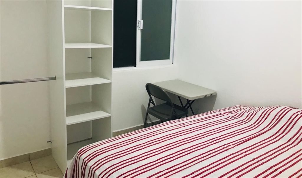 Alquiler de Habitaciones Queretaro / Bedroom for Rent Queretaro - Calle Damián Carmona, La Cruz | Roomgo - Image 2