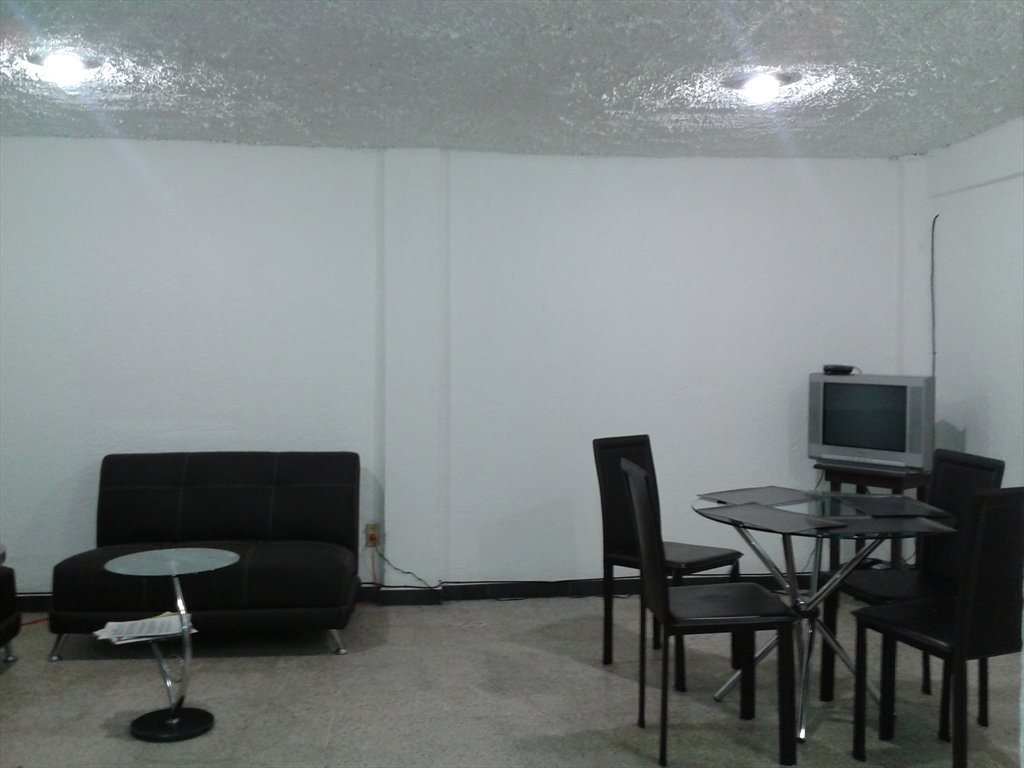 CASA  DE ROOMINS PARA MUJERES - Calle Libertad, San Álvaro | Roomgo - Image 2