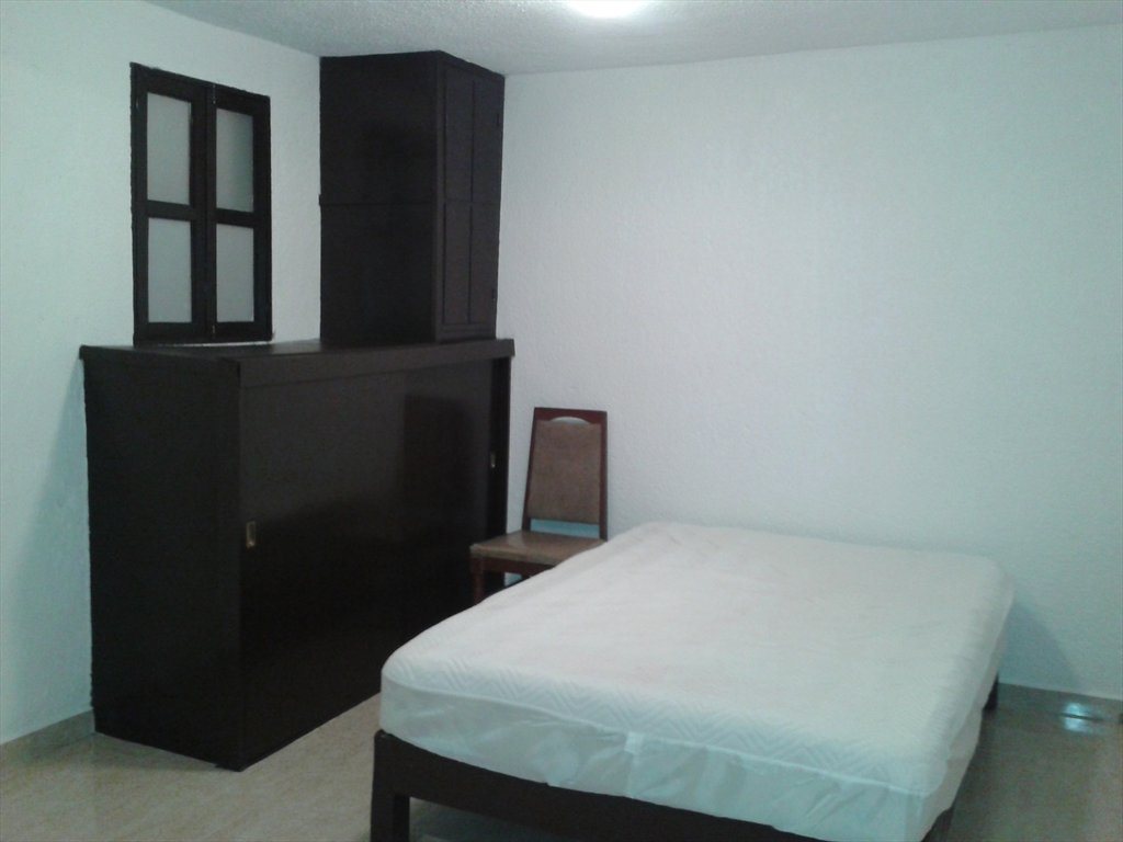 CASA  DE ROOMINS PARA MUJERES - Calle Libertad, San Álvaro | Roomgo - Image 5
