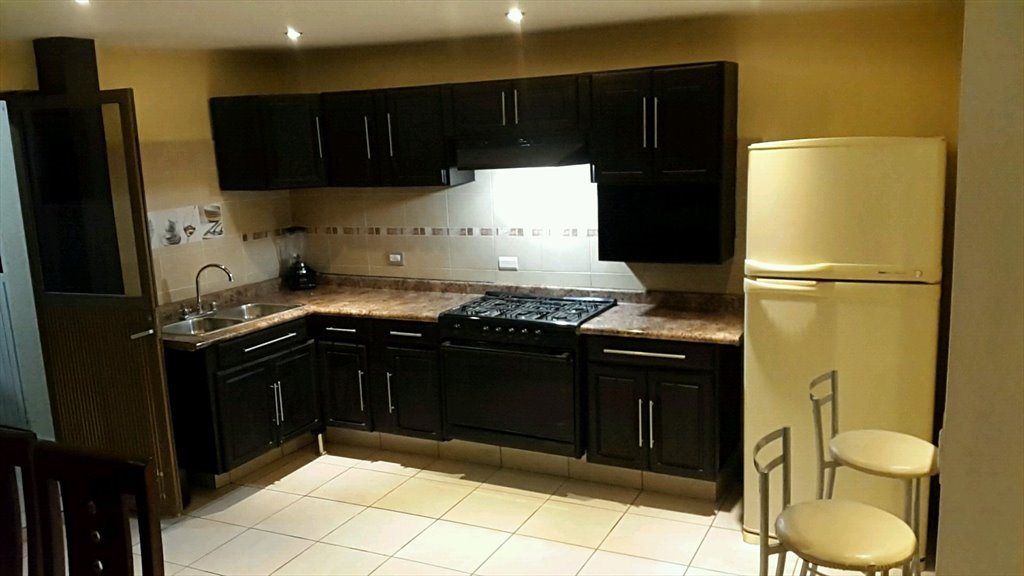 RENTO CÓMODA HABITACIÓN AMUEBLADA Individual y compartido - Calle Sevilla, El Retiro | Roomgo - Image 3