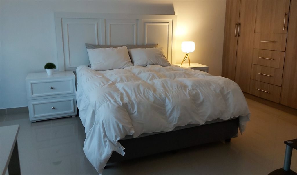Charming and Cozy Suite - Queen bed - Calle Villar del Águila, El Refugio Residencial | Roomgo - Image 2
