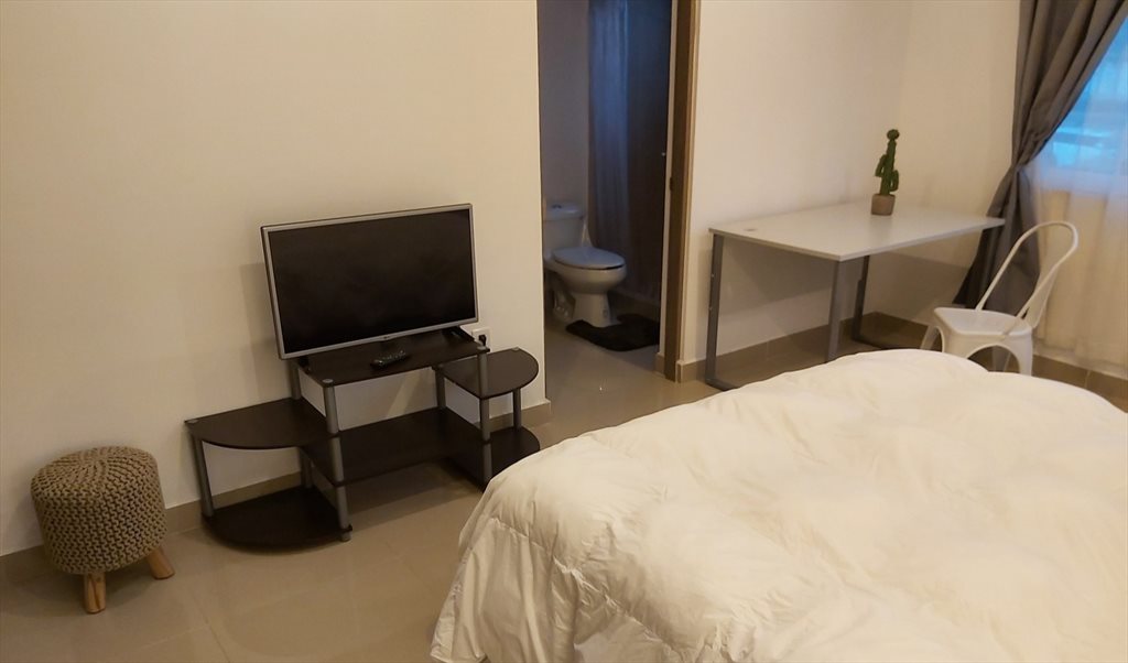 Charming and Cozy Suite - Queen bed - Calle Villar del Águila, El Refugio Residencial | Roomgo - Image 3