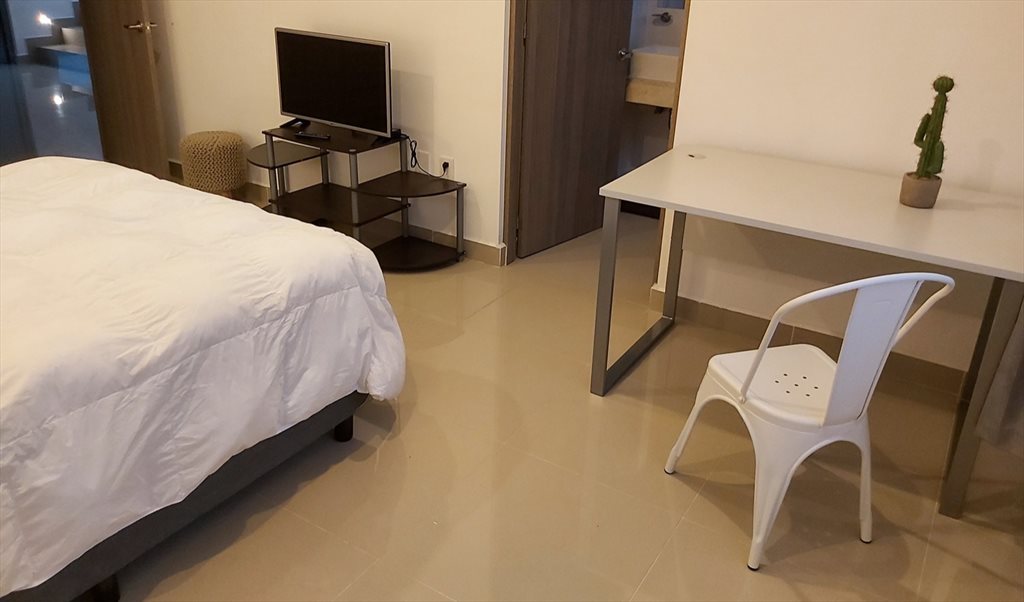 Charming and Cozy Suite - Queen bed - Calle Villar del Águila, El Refugio Residencial | Roomgo - Image 4
