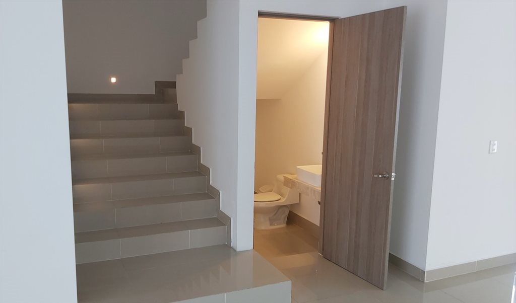 Charming and Cozy Suite - Queen bed - Calle Villar del Águila, El Refugio Residencial | Roomgo - Image 7