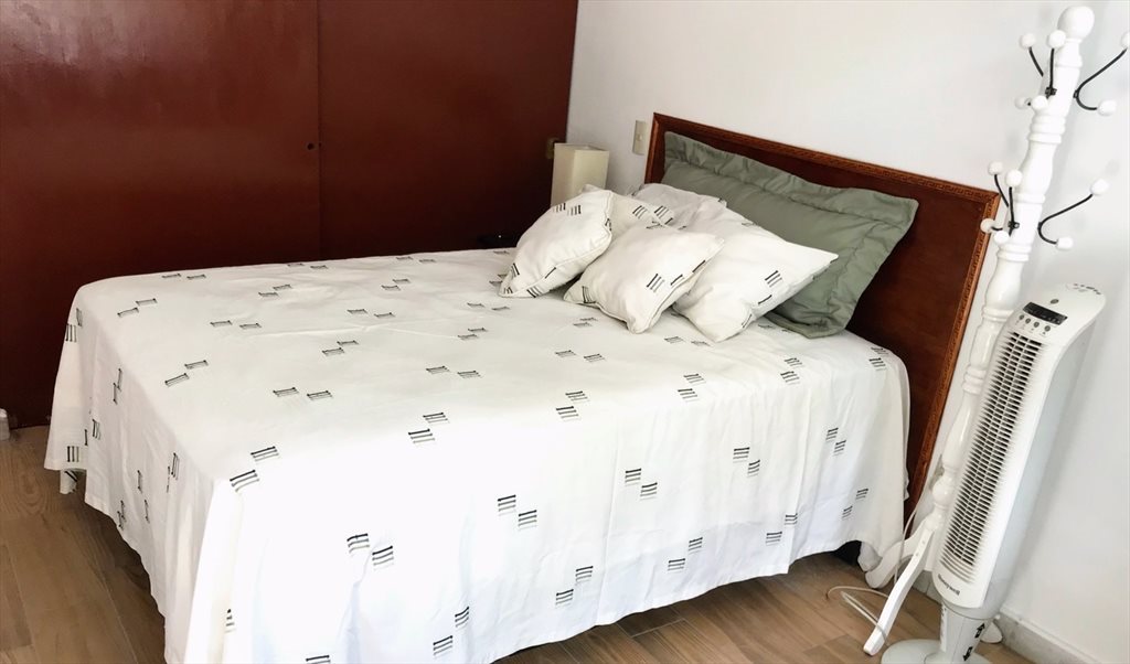ESTUDIO RENOVADO; Planta baja,  Área Hotel RIU-Minerva. Cochera, portón eléctrico, Am - Calle el Rosario, Jardínes del Bosque | Roomgo - Image 3