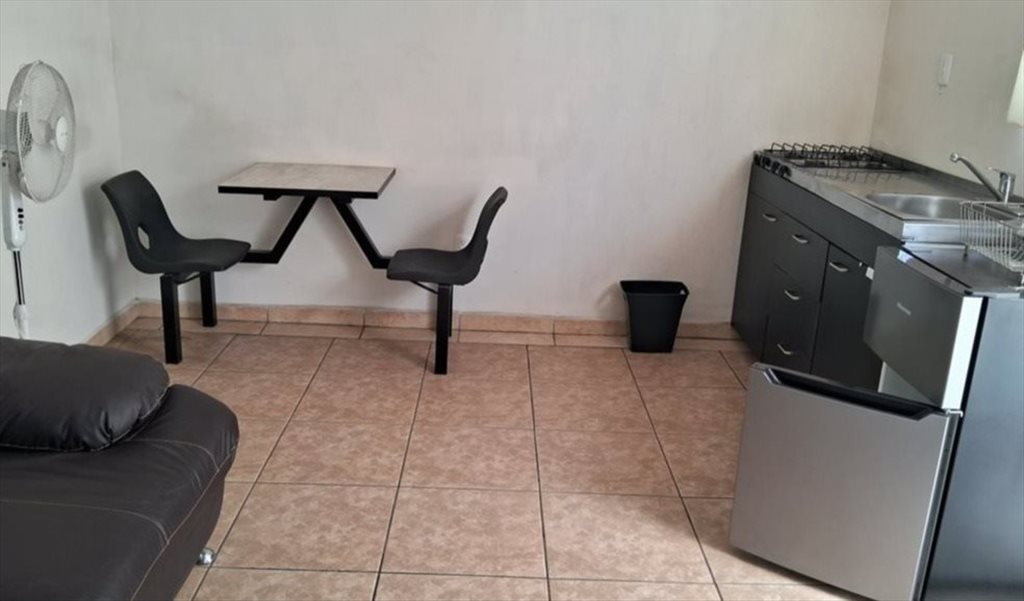 Cuarto Tipo estudio amueblado, serv. inclui.  Lázaro Cárdenas y Clouthier - Calzada Lázaro Cárdenas, Prados Vallarta | Roomgo - Image 4