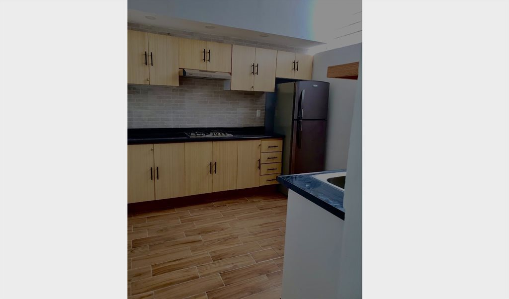 Bonita Recámara Con Baño Privado. Cerca de lo mejor de Zapopan - Calle Administradores, Arcos De Guadalupe | Roomgo - Image 2