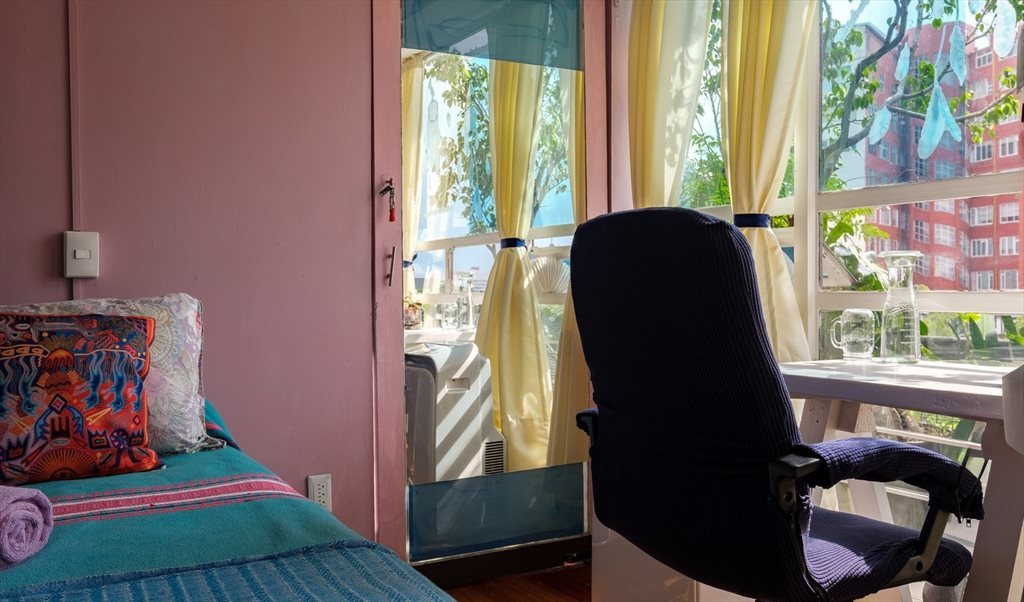 HABITACIÓN CON BALCÓN PRIVADO AMUEBLADA EN POLANQUITO - Calle Julio Verne, Polanco | Roomgo - Image 2